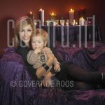 18-12-2003 Wendy van Dijk and son Sem on location in Hilversum.

[keywords]Posed, Eyecontact, Smiling, Candles, Sofa, TV presentator[/keywords]